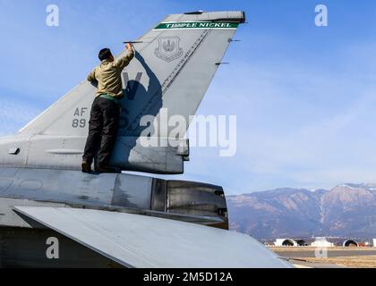 Airman 1st Class Derek Perez, 555th unità di manutenzione velivoli F-16 Capo equipaggio Fighting Falcon, stringe le viti sulla coda di un F-16 assegnato al 555th Fighter Squadron presso Aviano Air base, Italia, 2 marzo 2022. Il mantenimento effettuato garantisce il continuo sostegno alla missione di polizia aerea rafforzata della NATO. Le operazioni dell’AMU del 555th sostengono la dichiarazione di risolutezza e coesione dell’Alleanza rilasciata dalla NATO durante il rafforzamento della polizia aerea. Foto Stock