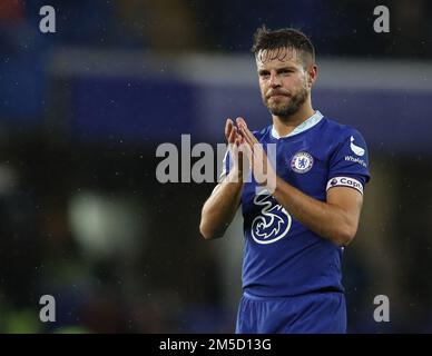 Londra, Inghilterra, 27th dicembre 2022. Cesar Azpilicueta di Chelsea applaude i tifosi dopo la partita della Premier League a Stamford Bridge, Londra. L'accreditamento dell'immagine dovrebbe leggere: Paul Terry / Sportimage Foto Stock