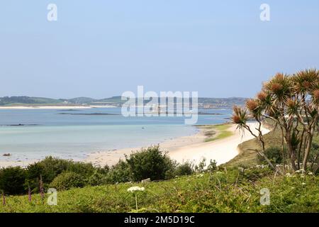 Spiagge sabbiose si estendono lungo la riva di St Martin's, Isles of Scilly, Cornovaglia, Regno Unito Foto Stock