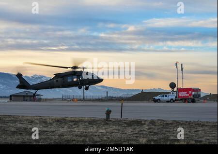 Un UH-60 Blackhawk si trova sopra il campo d'aviazione durante una serie di 5G test avionici il 2 marzo 2022, presso la base dell'aeronautica militare di Hill, Utah. Durante il test è stata utilizzata una stazione di prova mobile 5G come parte della dimostrazione per implementare le tecnologie 5G senza compromettere la sicurezza degli aerei militari e civili. Foto Stock