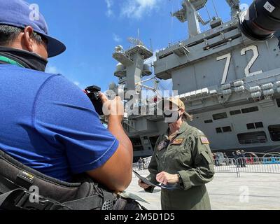 BASE NAVALE GUAM (2 marzo 2022) - il vettore aereo di classe Nimitz USS Abraham Lincoln (CVN 72) è arrivato alla base navale statunitense Guam come parte di una visita al porto programmata, marzo 2. Al vettore si unisce l'unità Carrier Strike Group (CSG) 3 Arleigh Burke-class cacciatorpediniere missilistico guidato USS Spruance (DDG 111) nel primo porto di scalo. ADM posteriore. Jeffrey T. Anderson è attualmente in servizio come Commander, CSG 3. Amy Bauernschmidt è comandante di Abraham Lincoln. Il 3 gennaio, il vettore partì da San Diego con 5.100 membri dell'equipaggio a bordo e un complemento di ala aerea di 75 aerei attraverso lo sciopero Foto Stock