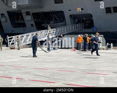 BASE NAVALE GUAM (2 marzo 2022) - il vettore aereo di classe Nimitz USS Abraham Lincoln (CVN 72) è arrivato alla base navale statunitense Guam come parte di una visita al porto programmata, marzo 2. Al vettore si unisce l'unità Carrier Strike Group (CSG) 3 Arleigh Burke-class cacciatorpediniere missilistico guidato USS Spruance (DDG 111) nel primo porto di scalo. ADM posteriore. Jeffrey T. Anderson è attualmente in servizio come Commander, CSG 3. Amy Bauernschmidt è comandante di Abraham Lincoln. Il 3 gennaio, il vettore partì da San Diego con 5.100 membri dell'equipaggio a bordo e un complemento di ala aerea di 75 aerei attraverso lo sciopero Foto Stock