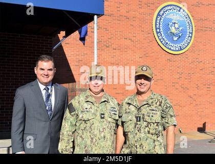 Da sinistra, Edwin Grohe, direttore tecnico del Naval Information Warfighting Development Center (NIWDC), e il comandante della NIWDC Capt. Bryan Braswell salutano il Vice ADM Jim Kilby, vice comandante, USA Fleet Forces Command (USFFC) e comandante, Task Force 80, durante la visita di Kilby al comando del 22 settembre. NIWDC è il centro di eccellenza tattico della Marina militare IW, che migliora le capacità di combattimento di alto livello della flotta e la prontezza a tutti i livelli operativi e tattici della guerra. STATI UNITI Foto Navy//rilasciato. Foto Stock