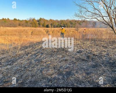 LEWISVILLE, Texas (2 marzo 2022) i vigili del fuoco e le agenzie partner combattono contro un'area di prateria bruciata sotto la diga del lago Lewisville. Un incendio prescritto è stato avviato presso la Lewisville Lake Environmental Learning Area a Lewisville Lake nel tentativo di creare, ripristinare e rivitalizzare praterie sotto la diga di Lewisville. Si presume che questo incendio sia stato controllato prima delle 12:00, ma a causa di cambiamenti del vento e delle condizioni meteorologiche, l'incendio è sfuggito alla sua area prevista. Vigili del fuoco di Fiore Mound, Frisco e diverse altre città circostanti hanno risposto alle richieste di aiuto reciproco con i camion spazzoloni per aiutare la contata Foto Stock