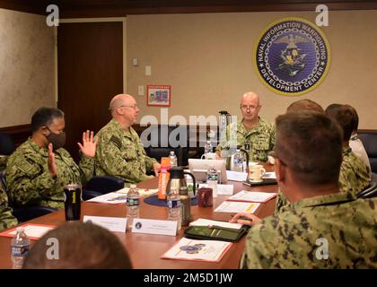 Vice ADM. Jim Kilby, vice comandante, Stati Uniti Fleet Forces Command (USFFC) e comandante, Task Force 80, parla con i leader del Naval Information Warfighting Development Center (NIWDC) durante una visita al comando del 22 settembre. NIWDC è il centro di eccellenza tattico della Marina militare IW, che migliora le capacità di combattimento di alto livello della flotta e la prontezza a tutti i livelli operativi e tattici della guerra. STATI UNITI Foto Navy//rilasciato. Foto Stock