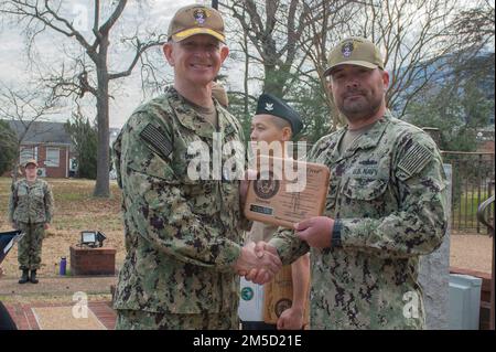 NORFOLK, Virginia (3 marzo 2021) Yeoman 1st Class Mark Konrad riceve la targa per aver vinto Sailor del quartiere dal Vice ADM Daniel Dwyer, Commander, USA Second Fleet, nel corso di un premio ai quarti di attività di supporto Navale Hampton Roads, marzo 3. Foto Stock