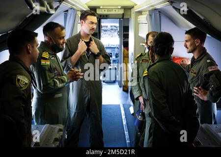 INS sega, India (3 marzo 2022) – i membri dei ‘Golden Swordsmen’ di Patrol Squadron (VP) 47 visitano i membri dell’Indian Naval Air Squadron (INAS) 312 prima di un volo per l’esercizio navale multilaterale ‘MILANO 2022’ a INS Dega, India, 3 marzo 2022. VP-47 è attualmente schierato a NAF Misawa, Giappone che conduce le operazioni di pattuglia e ricognizione marittima e di sensibilizzazione teatrale all'interno dell'area delle operazioni della flotta degli Stati Uniti 7th (C7F) a sostegno di Commander, Task Force 72, C7F e U.S. Obiettivi del comando Indo-Pacific in tutta la regione. Foto Stock