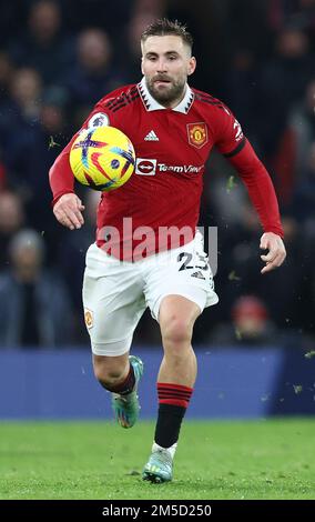 Manchester, Inghilterra, 27th dicembre 2022. Luke Shaw del Manchester United durante la partita della Premier League a Old Trafford, Manchester. L'immagine di credito dovrebbe essere: Darren Staples / Sportimage Foto Stock