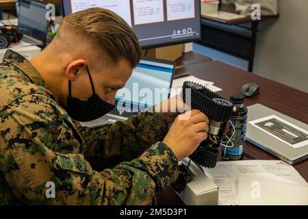 STATI UNITI Cameron Pond, un piano di task force per uso speciale di Marine Air Ground con 2nd Marine Logistics Group, costruisce un robot presso il II Marine Expeditionary Force Innovation Campus, a Camp Lejeune, North Carolina, 3 marzo 2022. Marines e marinai hanno imparato come costruire robot e sulla codifica, questo spazio è anche previsto per essere utilizzato per la pianificazione, team interfunzionali, la scrittura del cervello, la tecnica di formulazione delle domande, la mischia, framework di generazione di idee e collaborazione 365/24/7 su scala globale in ambienti virtuali per massimizzare la condivisione di idee, la collaborazione tra domini diversi, la comunicazione Foto Stock