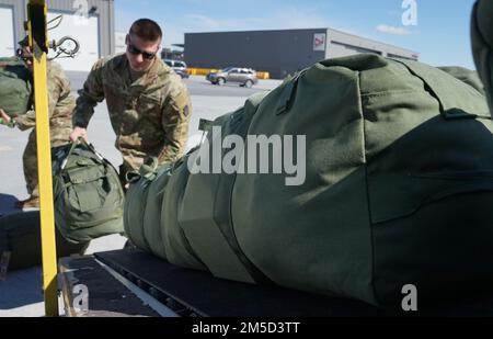 Soldati di 1st battaglione, 109th reggimento di fanteria, 2nd squadra di combattimento della Brigata di Fanteria, 28th divisione di Fanteria, caricano sacchetti per il duffle sul nastro trasportatore in preparazione alla partenza dall'aeroporto internazionale di Harrisburg il 4 marzo 2022. I soldati iniziano il loro dispiegamento per sostenere la missione multinazionale Force and Observer nel Sinai Foto Stock