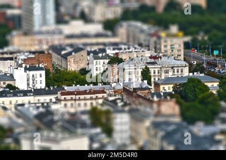 Vista sugli edifici storici nel centro di Varsavia con effetto tilt-shift che assomiglia a una maquette Foto Stock