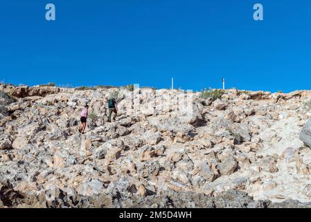 Arniston, Sud Africa - 22 settembre 2022: Persone che tornano all'area di parcheggio dalla Grotta di Waenhuiskrans vicino ad Arniston nella Provincia del Capo Occidentale Foto Stock