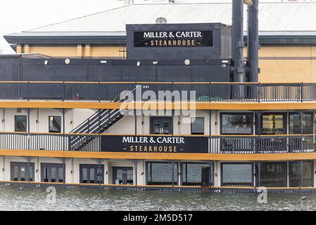 Lakeside Shopping Centre, West Thurrock, Essex, Regno Unito. 28th Dec, 2022. Una barca a pale del ristorante Miller & carter Steakhouse che ha iniziato a prendere acqua il 23rd dicembre si è completamente sistemata sul fondo del lago, sul bordo del centro commerciale Lakeside. I pochi membri del personale a bordo all'epoca sono stati rapidamente evacuati e nessuno è stato ferito. Le prenotazioni dei ristoranti di Natale hanno dovuto essere cancellate, comprese quelle che speravano di mangiare il giorno di Natale Foto Stock