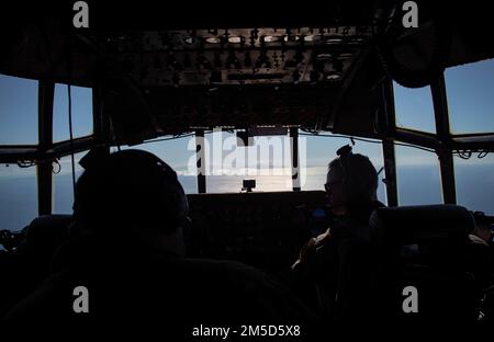 Un aereo della Guardia Nazionale dell'aria del Nevada C-130 Hercules vola sull'Oceano Pacifico durante un esercizio di allenamento, il 2 marzo 2022. Membri di vari squadroni e gruppi della Guardia Nazionale dell'aria del Nevada stavano partecipando ad un esercizio che è stato progettato per impiegare il concetto agile di occupazione di combattimento in varie isole hawaiane. Foto Stock