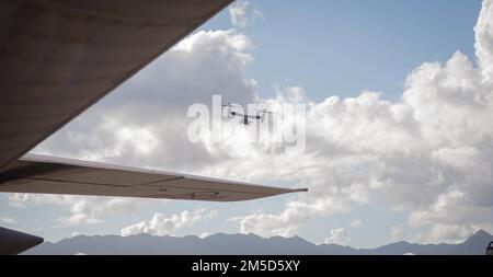 NEGLI STATI UNITI Marine Corps MV-22 Osprey Tilt-Rotor Aircraft assegnato a Marine Medium Tilt-Rotor Squadron 268, Marine Corps base vola su Marine Corps Air Station Kaneohe Bay, Hawaii, 2 marzo 2022. La funzione primaria dell'Osprey è il trasporto anfibio di truppe, attrezzature e forniture da navi d'assalto e basi terrestri. Foto Stock