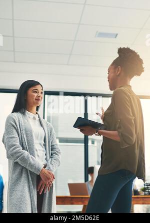 Ridefinire le strategie aziendali. due giovani creativi che hanno una discussione in un ufficio. Foto Stock