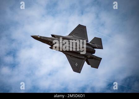 Un F-35 Lightening II vola intorno allo spazio aereo della base dell'aeronautica di Davis-Monthan il 3 marzo 2022. Il F-35 ha partecipato al Heritage Flight Training Course del comando di combattimento aereo, un programma che prevede moderni aerei da combattimento/attacco che volano insieme agli aerei dell'epoca della seconda Guerra Mondiale, della Guerra di Corea e della Guerra del Vietnam. Foto Stock