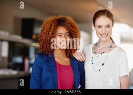 Tenevano una visione chiara dei nostri obiettivi. Ritratto di due giovani imprenditrici fiduciose in piedi insieme in un ufficio. Foto Stock