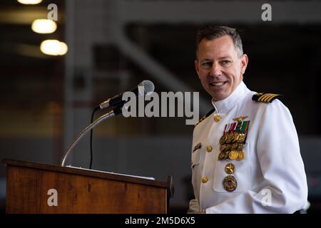 STATI UNITI Brian Holmes, oratore ospite, parla al pubblico durante la cerimonia del cambio di comando dello Sciopero marittimo dell'elicottero 37, la stazione aerea del corpo dei Marine Kaneohe Bay, la base del corpo dei Marine Hawaii, 3 marzo 2022. CMdR. Matthew Martin cede il comando al CMdR. Allen Jacob. Foto Stock