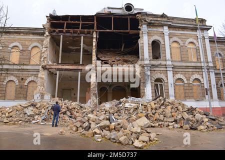 Mykolaiv, Ucraina meridionale, 24th novembre 2022. Il razzo russo ha colpito e danneggiato la costruzione del primo palestra Ucraina. Foto Stock