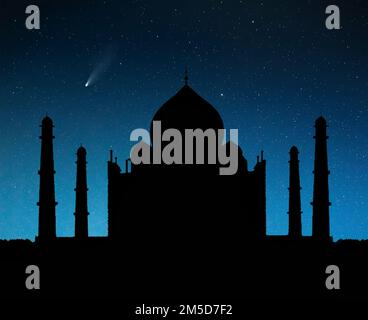 Taj Mahal silhouette tomba al cielo notturno con stelle e cometa volante ad Agra, Uttar Pradesh, India. Spazio libero per il testo Foto Stock