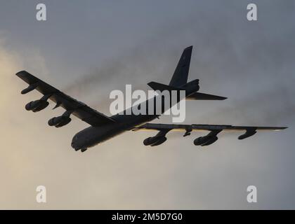 NEGLI STATI UNITI Air Force B-52H Stratofortress from the 96th Expeditionary Bomb Squadron decollo per una missione Bomber Task Force presso la base dell'aeronautica militare Andersen, Guam, 4 marzo 2022. Le missioni dei bombardieri offrono l'opportunità di formare con alleati e partner in operazioni congiunte e di coalizione. Foto Stock