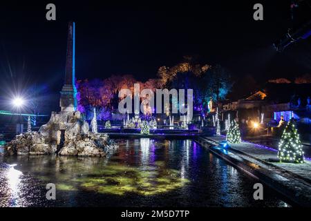 La terrazza sull'acqua di Blenheim è illuminata da luci di Natale e d'inverno Foto Stock