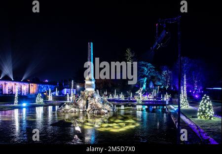 La terrazza sull'acqua di Blenheim è illuminata da luci di Natale e d'inverno Foto Stock