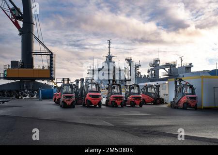 Carrelli elevatori sulla banchina del porto di Saint-Nazaire in Francia, di fronte a una nave Foto Stock