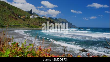 Spiaggia sabbiosa di Almaciga, costa di montagna nel nord di Tenerife. Grazioso villaggio colorato, Spagna. Roque de las Animas. Vegetazione locale. Foto Stock