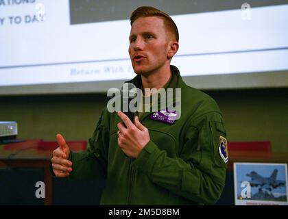 STATI UNITI Ben Kern, 510th Fighter Squadron F-16 Fighting Falcon pilota, parla agli studenti di aeronautica delle scuole superiori presso l'Istituto aeronautico Malignani di Udine, 3 marzo 2022. Un pilota e manutentore della 31st Fighter Wing e il comandante della base italiana hanno parlato di fronte a circa 60 studenti delle scuole superiori aeronautiche e hanno condiviso le loro esperienze di essere militari. Foto Stock
