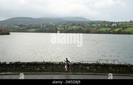 Rosie Tennyson formazione lungo il lago Camlough in Co Armagh. La madre di cinque dell'Irlanda del Nord, che ha fatto amputare la gamba destra sotto il ginocchio e ha subito una doppia mastectomia, celebra il suo notevole recupero allenandosi con la speranza di un giorno competere in un triathlon. Foto Stock