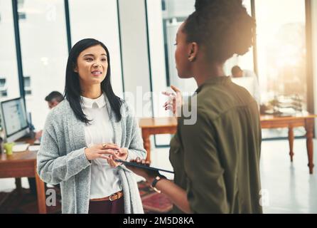 Conquistare i loro sogni insieme. due giovani creativi che hanno una discussione in un ufficio. Foto Stock