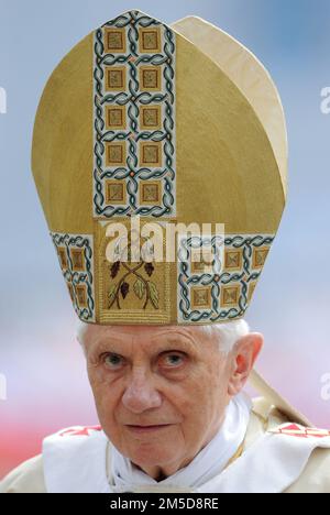 File photo - Papa Benedetto XVI ha beatificato Papa Giovanni Paolo II davanti a più di un milione di fedeli in San Giovanni Paolo II Piazza Pietro in Vaticano il 1 maggio 2011. Papa Francesco ha chiesto la preghiera per l'ex Papa Benedetto XVI, dicendo che è "molto malato". Francesco fece l'appello a sorpresa alla fine dell'udienza generale di mercoledì 28 dicembre 2022. In seguito il Vaticano ha detto che la salute del papa emerito era peggiorata nelle ultime ore e che Francesco era andato a vederlo dopo l'udienza. Foto di Eric Vandeville/ABACAPRESS.COM Foto Stock