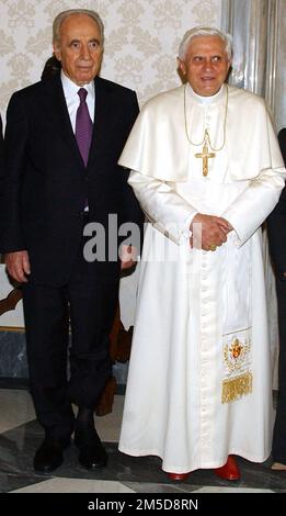 Foto del file - il Papa Benedetto XVI ha ricevuto l'ex primo Ministro israeliano e il Premio Nobel per la pace 1994 Shimon Peres durante un'udienza privata in Vaticano il 6 aprile 2006. Papa Francesco ha chiesto la preghiera per l'ex Papa Benedetto XVI, dicendo che è "molto malato". Francesco fece l'appello a sorpresa alla fine dell'udienza generale di mercoledì 28 dicembre 2022. In seguito il Vaticano ha detto che la salute del papa emerito era peggiorata nelle ultime ore e che Francesco era andato a vederlo dopo l'udienza. Foto di Eric Vandeville/ABACAPRESS.COM Foto Stock