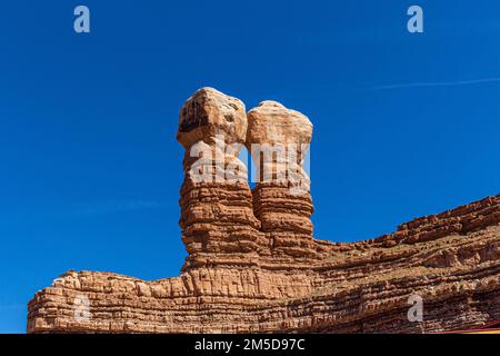 Situato sulla East Navajo Twins Drive, il Twin Rocks Cafe si trova subito fuori dall'autostrada US 191 a Bluff, Utah Foto Stock
