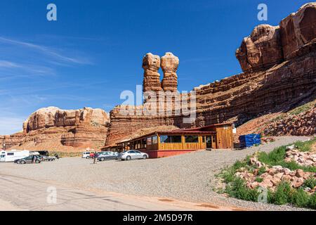 Situato sulla East Navajo Twins Drive, il Twin Rocks Cafe si trova subito fuori dall'autostrada US 191 a Bluff, Utah Foto Stock