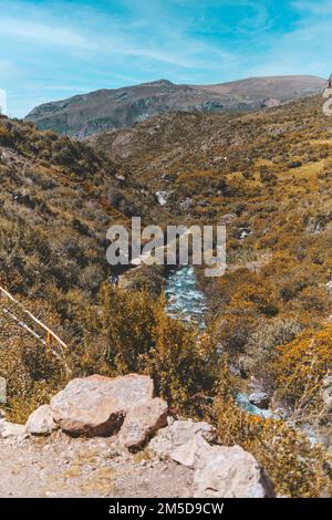 Piscine naturali di Millpu a Huancaraylla. Lagune turchesi vicino Ayacucho, destinazione di viaggio in Perù Foto Stock