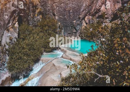 Piscine naturali di Millpu a Huancaraylla. Lagune turchesi vicino Ayacucho, destinazione di viaggio in Perù Foto Stock