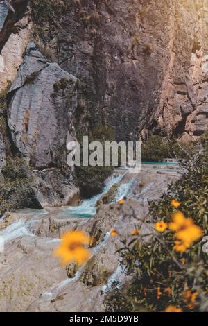 Piscine naturali di Millpu a Huancaraylla. Lagune turchesi vicino Ayacucho, destinazione di viaggio in Perù Foto Stock