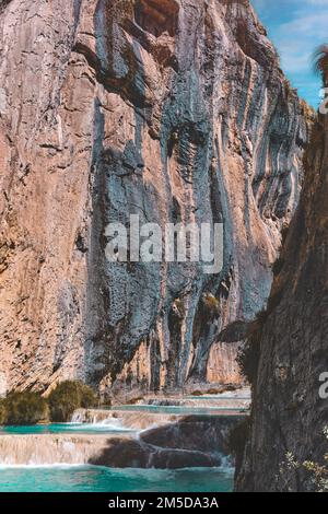 Piscine naturali di Millpu a Huancaraylla. Lagune turchesi vicino Ayacucho, destinazione di viaggio in Perù Foto Stock