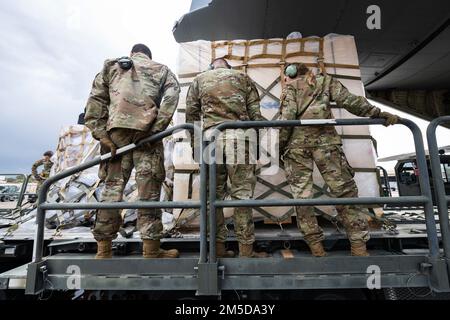 I militari assegnati allo Squadrone di mobilità aerea 728th e allo Squadrone di sollevamento aereo 37th trasferiscono il carico a un C-130J Super Hercules alla base aerea di Incirlik, Turchia, 2 marzo 2022. Il modello 728th AMS è un nodo 521st Air Mobility Operations Wing en route che migliora le operazioni di mobilità globale efficaci e flessibili per Air Mobility Command con la manutenzione degli aeromobili e le capacità delle porte aeree. Foto Stock