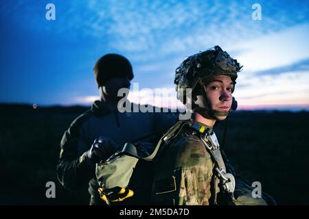 NEGLI STATI UNITI Paracadutista dell'esercito assegnato a 1st Squadrone, 91st Cavalry Regiment (Airborne) riceve un'ispezione di paracadute da jumpmaster durante un'operazione aerea a fianco di soldati del gruppo delle forze speciali tunisine vicino a Bizerte, Tunisia il 3 marzo 2022. La Brigata Airborne 173rd è la U.S.A. La forza di risposta di contingenza dell'esercito in Europa, che fornisce le forze rapidamente dispiegabili alle aree di responsabilità europee, africane e del comando centrale degli Stati Uniti. Schierata in avanti in Italia e Germania, la brigata si allena regolarmente insieme agli alleati e ai partner della NATO per costruire partnership e streng Foto Stock