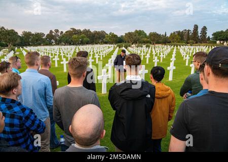 STATI UNITI I paracadutisti dell'esercito assegnati a 1st Squadrone, 91st reggimento di cavalleria (Airborne) rendono omaggio alla tomba di Pvt. Nicholas minue, l'unica medaglia d'onore, sepolta nel cimitero nordafricano americano di Tunisi, Tunisia il 3 marzo 2022. La Brigata Airborne 173rd è la U.S.A. La forza di risposta di contingenza dell'esercito in Europa, che fornisce le forze rapidamente dispiegabili alle aree di responsabilità europee, africane e del comando centrale degli Stati Uniti. Schierata in avanti in Italia e Germania, la brigata si allena regolarmente insieme agli alleati e ai partner della NATO per costruire partnership e stre Foto Stock