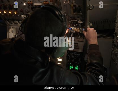 STATI UNITI Tecnologia Air Force. SGT. Rob Day, 10th Expeditionary Airborne Command and Control Squadron istruttore ingegnere di volo, esegue un'ispezione preflight su un e-8C Joint Surveillance Target Attack Radar System Aircraft presso Ramstein Air base, Germania, 3 marzo 2022. I tecnici di volo iscritti sono responsabili dell'ispezione e del funzionamento dei sistemi meccanici degli aeromobili, compresi i controlli prima del volo, l'avviamento dei motori, i calcoli per il consumo di carburante in aria e la gestione delle liste di controllo di emergenza. Foto Stock