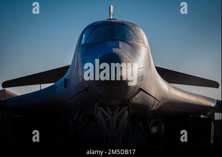 I membri dell'equipaggio con lo Squadrone della bomba 9th conducono un'ispezione pre-volo per partecipare alla Red Flag 22-2 alla base dell'aeronautica militare di Dyess, Texas, 3 marzo 2022. Red Flag 22-2 si è concentrato su tre temi principali, tra cui le tecniche difensive, offensive e contro-air. Foto Stock