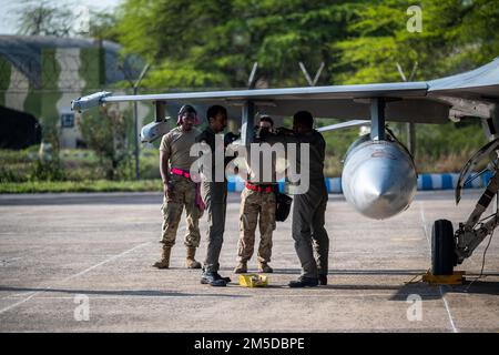 Staff Sgt. Avary Kemp e Senior Airman Joshua Chantharatry, 55th Expeditionary Fighter Generation Squadron armamenti carico membri dell'equipaggio, guida gli ingegneri dell'aeronautica del Pakistan su come preparare un aereo F-16 per il rapido riarmo durante Falcon Talon 2022 addestramento integrato di turnaround di combattimento, 3 marzo 2022. Le TIC stanno rearmando e rifornendo rapidamente gli aeromobili con motori ancora in funzione, riducendo i tempi di messa a terra per riprendere rapidamente le operazioni aeree. L'operazione Agile Combat Employment, tenutasi dal 28 febbraio al 4 marzo 2022, è il primo evento bilaterale di formazione tra i due Paesi dal 2019. Foto Stock