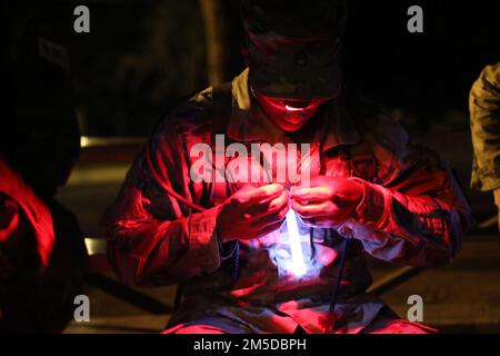 Lo staff Sgt. Aaron Gass, 80th Training Command, apre le sue levette di luce per prepararsi per l'evento notturno di navigazione terrestre durante il FY22 CBWC. Il Consorzio FY22 Best Warrior Competition si è svolto il 2-6 marzo a Camp Bullis sulla base congiunta di San Antonio, Texas. Il CBWC è un evento congiunto che comprende soldati appartenenti a diversi comandi della Riserva dell'esercito provenienti da tutta la nazione, tra cui il comando di addestramento 80th, il comando medico 807th, il comando di risposta operativa 76th, il comando di preparazione medica e di addestramento e le divisioni di preparazione 63rd, 81st, 88th e 99th. Foto Stock