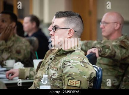 Gli airmen assegnati all'ala di ricognizione 319th partecipano a Warrior's Edge, un corso di leadership progettato per migliorare la consapevolezza, alla base dell'aeronautica militare di Grand Forks, N.D., 3 marzo 2022. Il programma ha insegnato consapevolezza ad oltre 170 Airmen in tutta l'ala, comprese le unità geograficamente separate in Italia, Guam e Giappone. Foto Stock