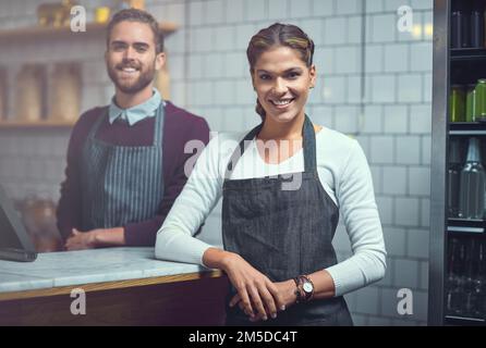 I sogni delle piccole imprese diventano realtà. Ritratto di giovani baristi fiduciosi che lavorano in un bar. Foto Stock